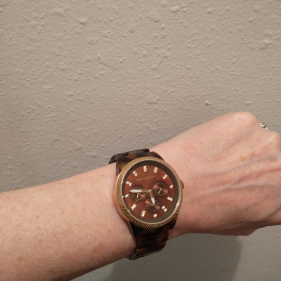 Michael Kors Tortoise Watch - Picture 5 of 5